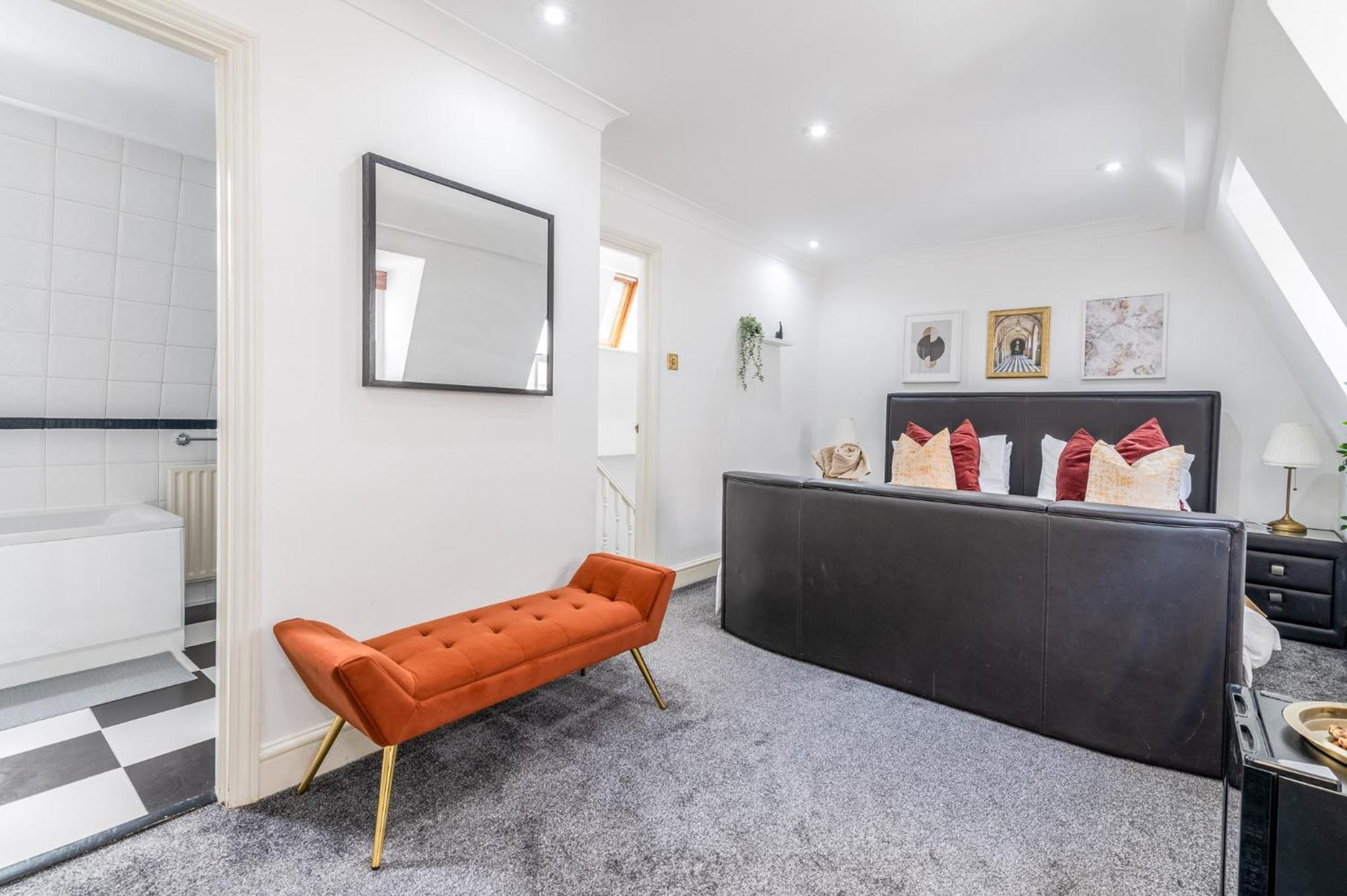 Charming 3-bedroom Townhouse Balcony Londra